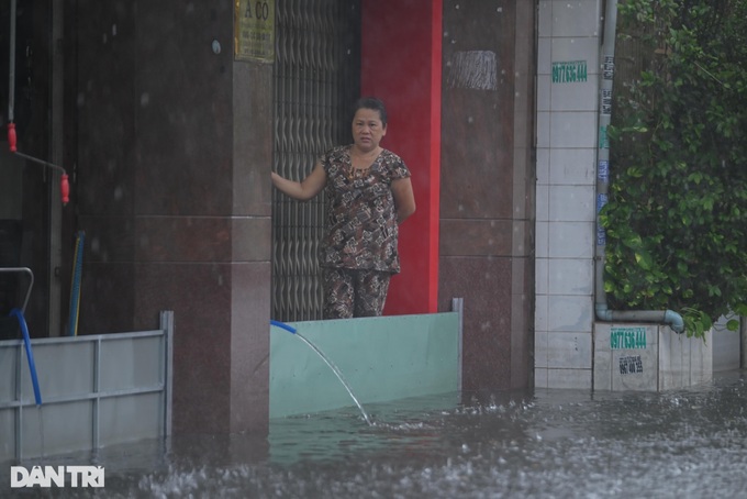 HCM City struggles with severe inundation due to heavy rains - 8 HCM City struggles with severe inundation due to heavy rains - 8