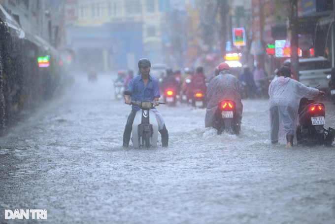 HCM City struggles with severe inundation due to heavy rains - 3 HCM City struggles with severe inundation due to heavy rains - 3