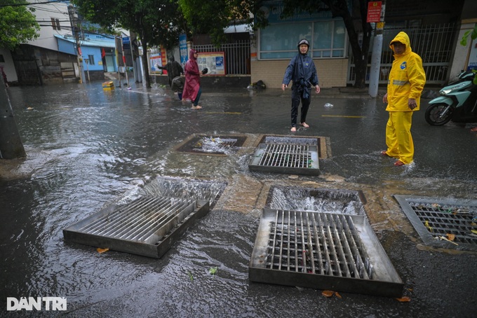 HCM City struggles with severe inundation due to heavy rains - 9 HCM City struggles with severe inundation due to heavy rains - 9