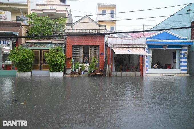 HCM City struggles with severe inundation due to heavy rains - 10 HCM City struggles with severe inundation due to heavy rains - 10