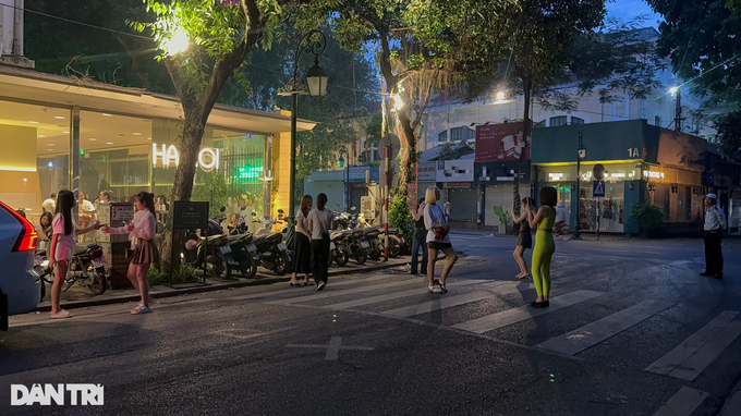Hanoi milk tea shop attracts customers with early morning services - 3