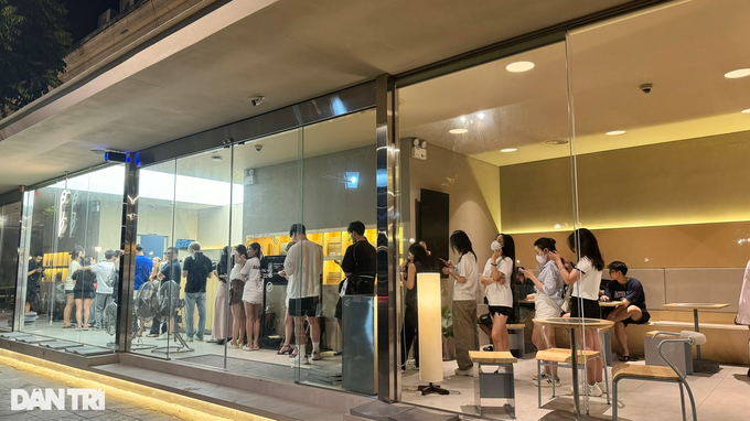 Hanoi milk tea shop attracts customers with early morning services - 2