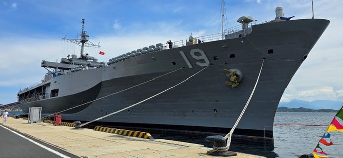 USS Blue Ridge and US Coast Guard Cutter Waesche arrives in Cam Ranh - 1 USS Blue Ridge and US Coast Guard Cutter Waesche arrives in Cam Ranh - 1