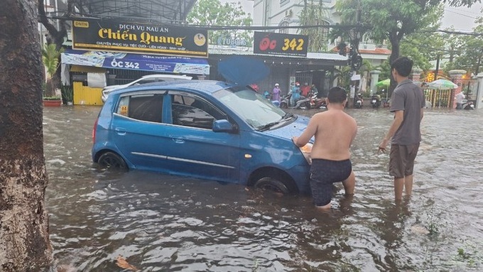 Heavy rain floods many streets in Kien Giang - 2 Heavy rain floods many streets in Kien Giang - 2