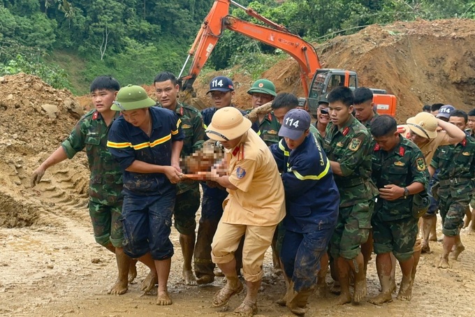 11 die as passengers bus buried in Ha Giang landslide - 2 11 die as passengers bus buried in Ha Giang landslide - 2
