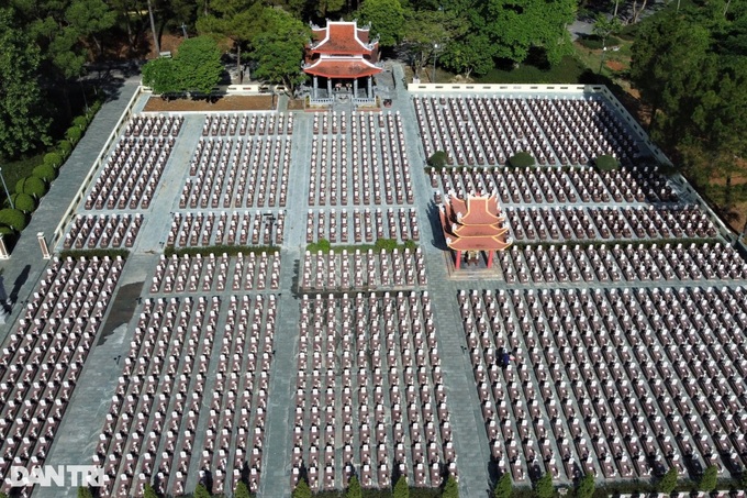 Minister Dao Ngoc Dung visits Quang Tri war cemeteries - 2