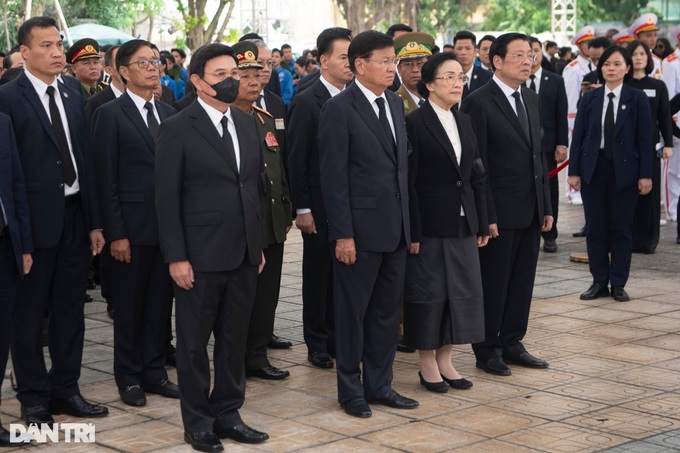 Foreign guests pay tribute to party leader Nguyen Phu Trong - 3