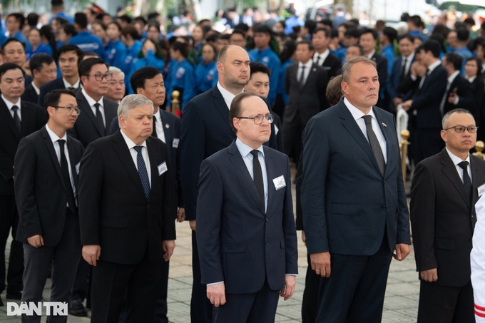 Foreign guests pay tribute to party leader Nguyen Phu Trong - 2