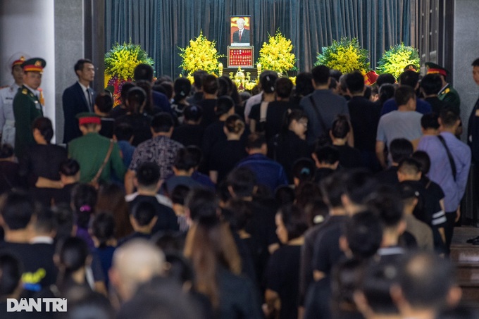 Thousands pay respects to late Party General Secretary - 7 Thousands pay respects to late Party General Secretary - 7