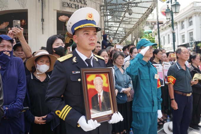 Thousands await farewell to Party General Secretary Nguyen Phu Trong - 10