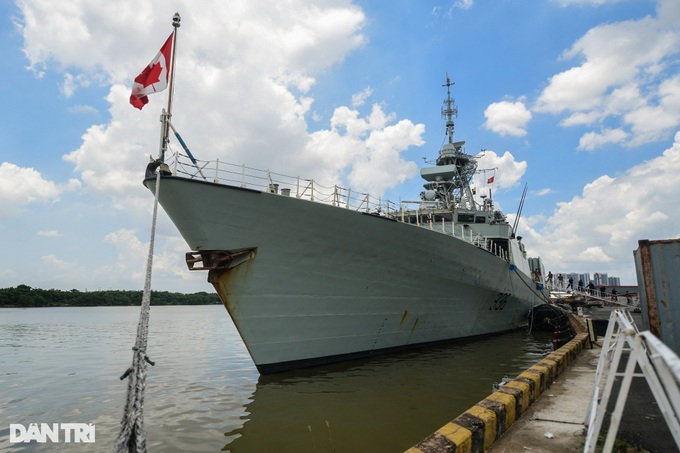 Canadian navy ship visits HCM City - 2 Canadian navy ship visits HCM City - 2