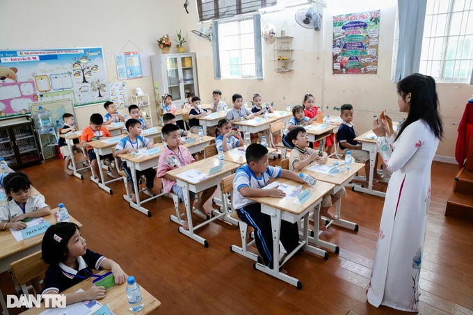 First-grade students back to school in HCM City - 10