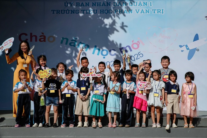 First-grade students back to school in HCM City - 4