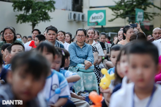 First-grade students back to school in HCM City - 6