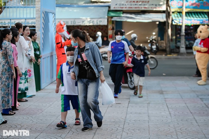 First-grade students back to school in HCM City - 5