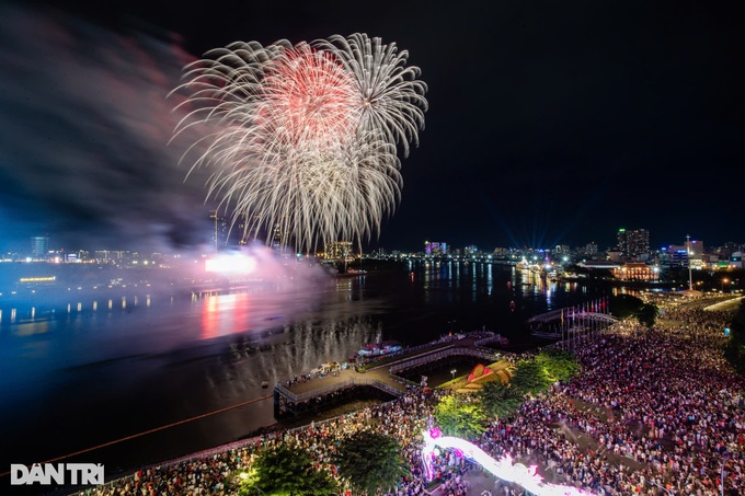 National Day fireworks displays brighten HCM City - 1