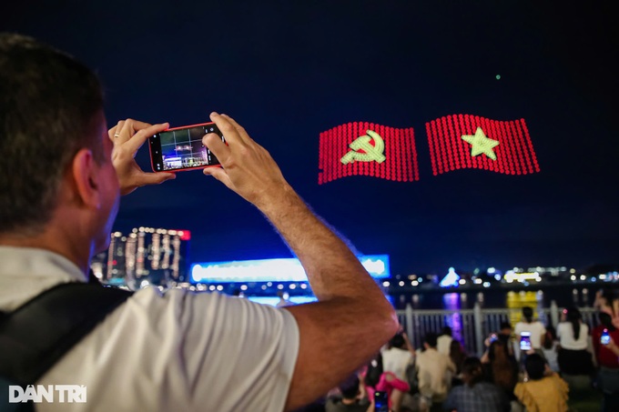 National Day fireworks displays brighten HCM City - 6