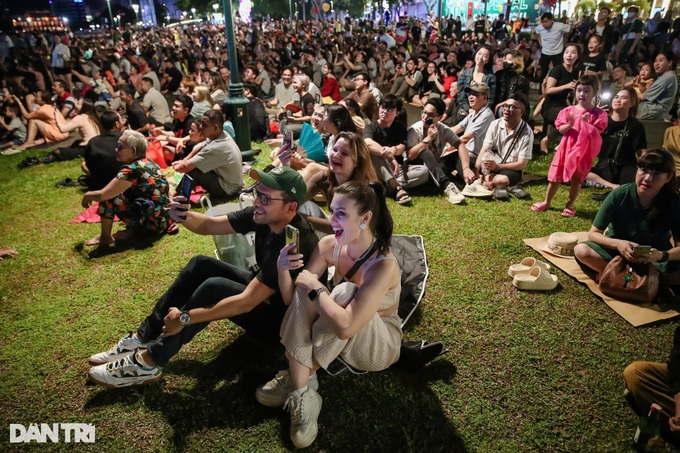 National Day fireworks displays brighten HCM City - 5