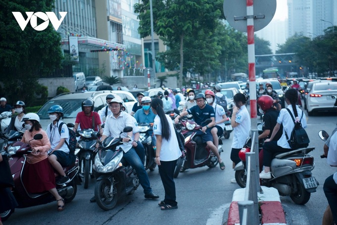 Hanoi streets severely jammed as new school year starts - 2