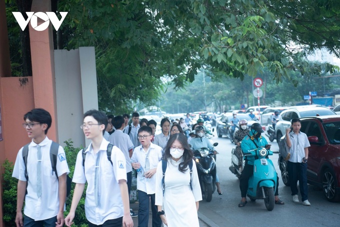 Hanoi streets severely jammed as new school year starts - 7