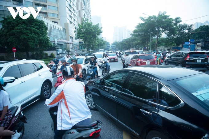 Hanoi streets severely jammed as new school year starts - 3