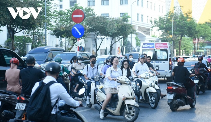 Hanoi streets severely jammed as new school year starts - 5