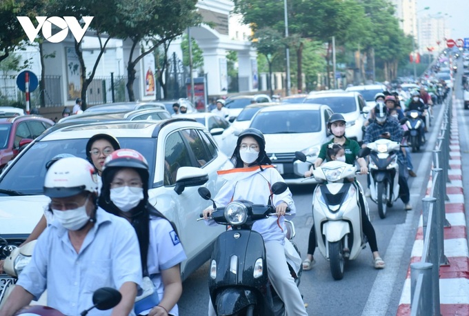 Hanoi streets severely jammed as new school year starts - 4