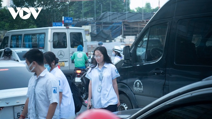 Hanoi streets severely jammed as new school year starts - 6