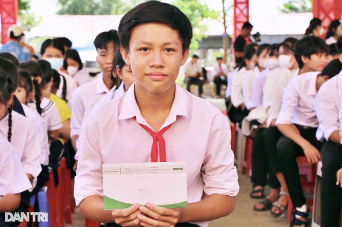 500 disadvantaged students given health insurance in Dong Thap - 4