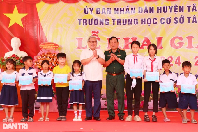 500 disadvantaged students given health insurance in Dong Thap - 2