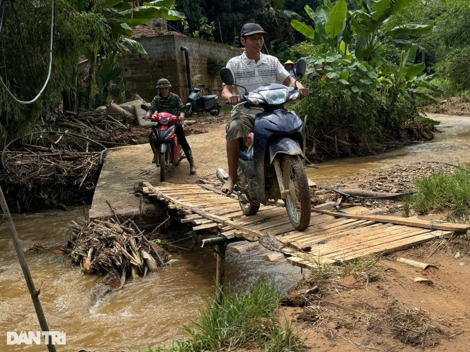 Lao Cai village needs a new bridge following flash flood - 2