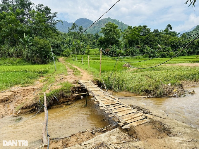 Lao Cai village needs a new bridge following flash flood - 1