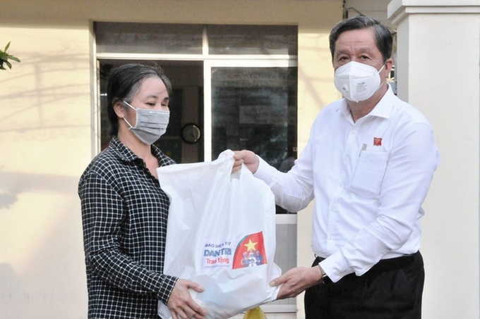 Dantri charity programme sends 300 gifts to Can Tho residents - 1 Dantri charity programme sends 300 gifts to Can Tho residents - 1