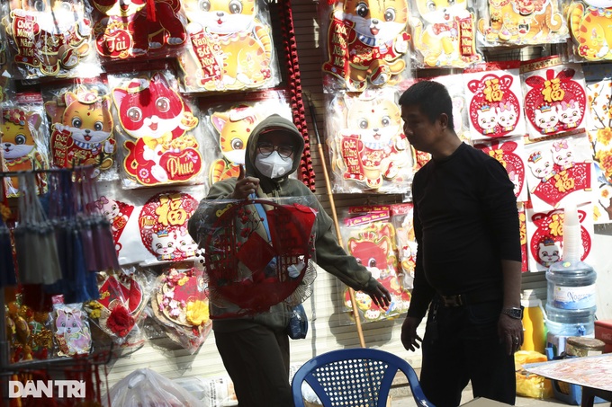 Hanoi flower market bustles as Tet nears - 7 Hanoi flower market bustles as Tet nears - 7