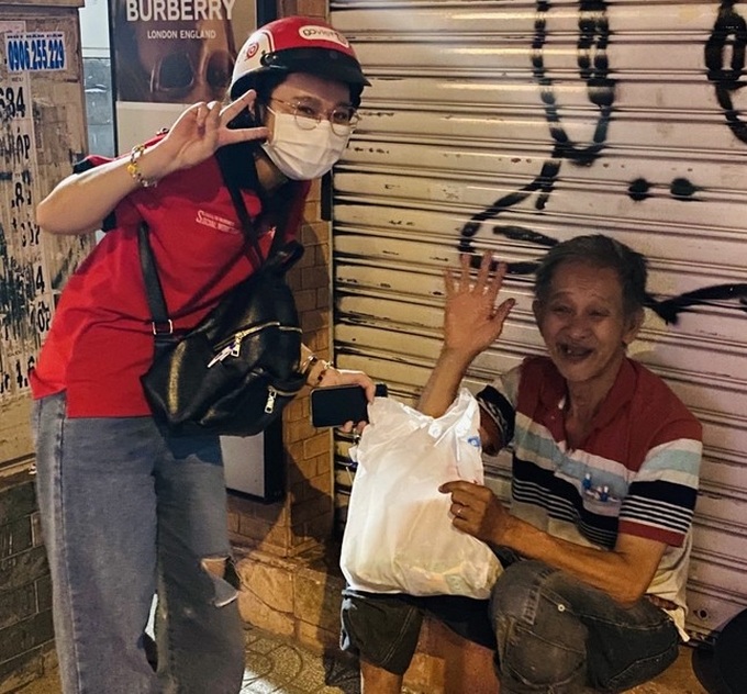 HCM City students offer free meals to homeless people - 1