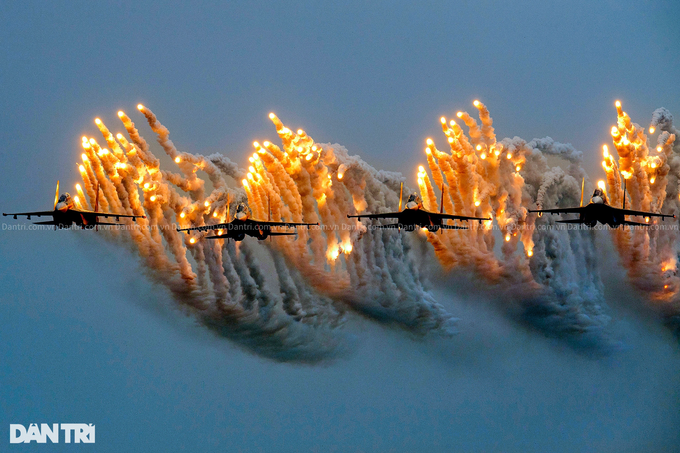Impressive performance of Su-30MK2 fighters at Vietnam International Defence Expo 2022 - 8