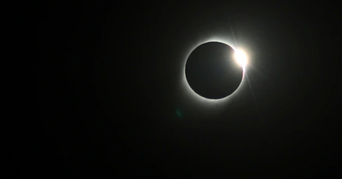 Ho Chi Minh City enjoys rare hybrid solar eclipse - 1 Ho Chi Minh City enjoys rare hybrid solar eclipse - 1