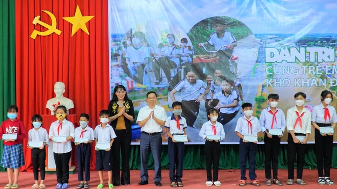 Dantri/Dtinews supports health insurance for Hau Giang students - 1