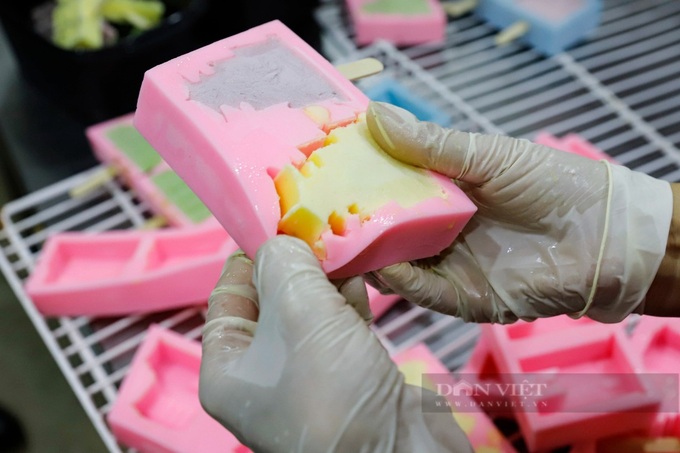 Man makes Hanoi landmark ice creams - 9 Man makes Hanoi landmark ice creams - 9