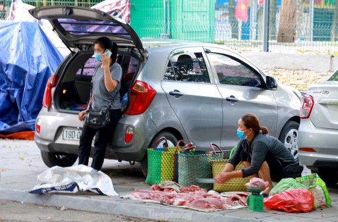 Hanoi markets remain open despite ban - 1