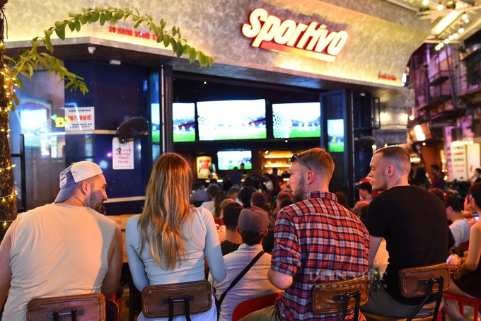 Foreigners flock to Hanoi street to cheer on World Cup - 6 Foreigners flock to Hanoi street to cheer on World Cup - 6