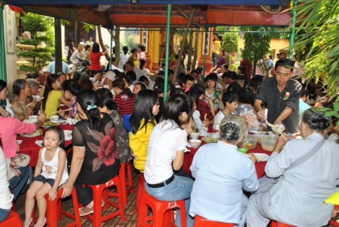 Vegetarian restaurants gain popularity during Vu Lan Festival - 1