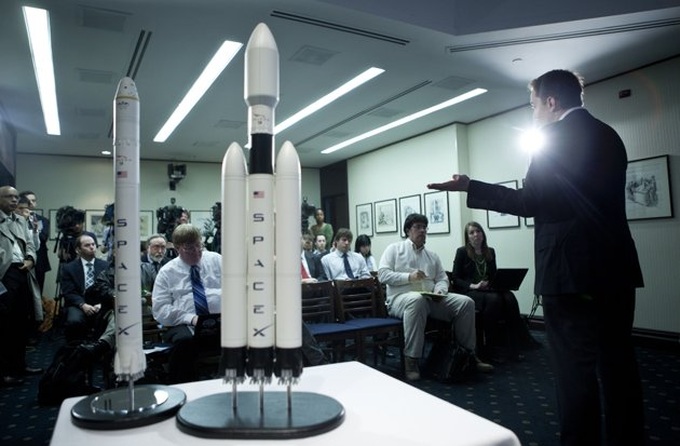 SpaceX delays first private launch to space station - 1 SpaceX delays first private launch to space station - 1