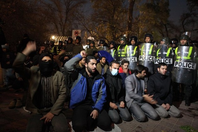 Britain expels Iranian diplomats after embassy attack - 1