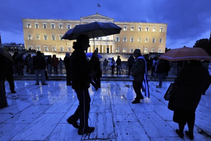 S&P says Greece in 'selective default' on bonds - 1