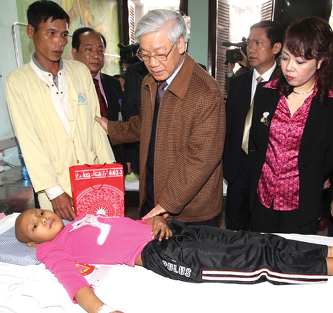Party leader tours hospitals to salute Vietnamese Doctors Day - 1 Party leader tours hospitals to salute Vietnamese Doctors Day - 1