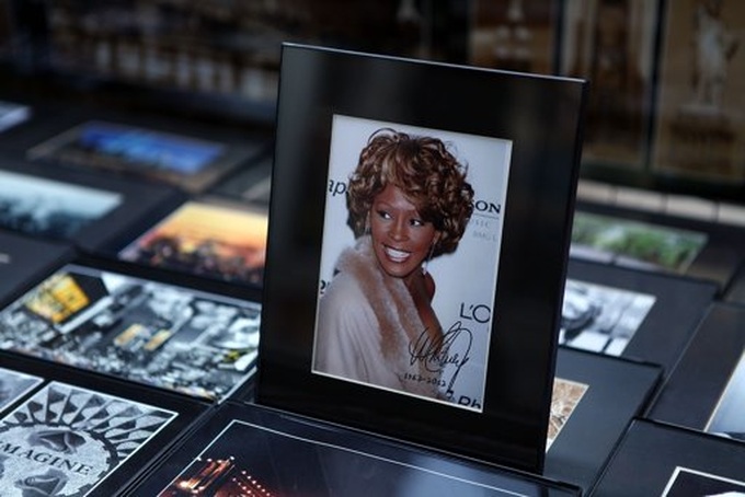 Whitney Houston 'drowned in bath after taking cocaine' - 1