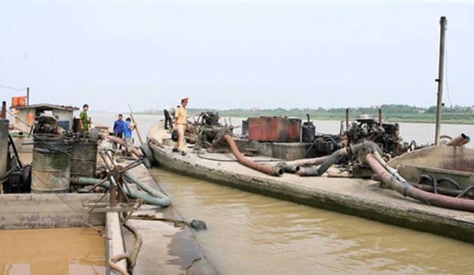 Illegal miners kept on the run in Hung Yen - 1