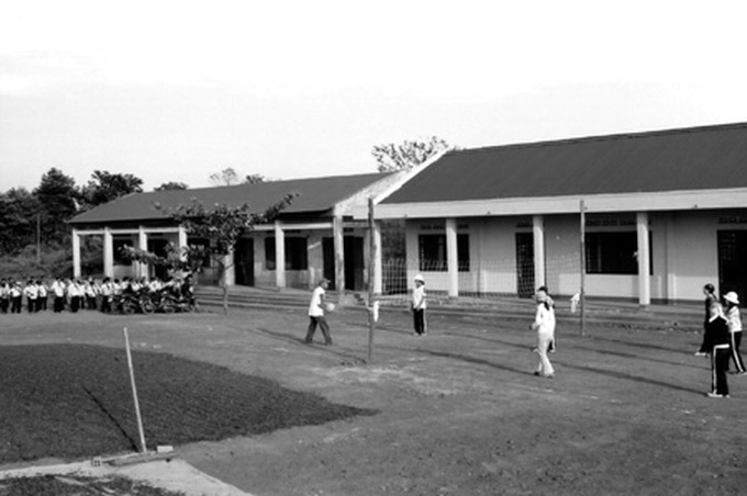 Ethnic students prepare for school with language lessons - 1