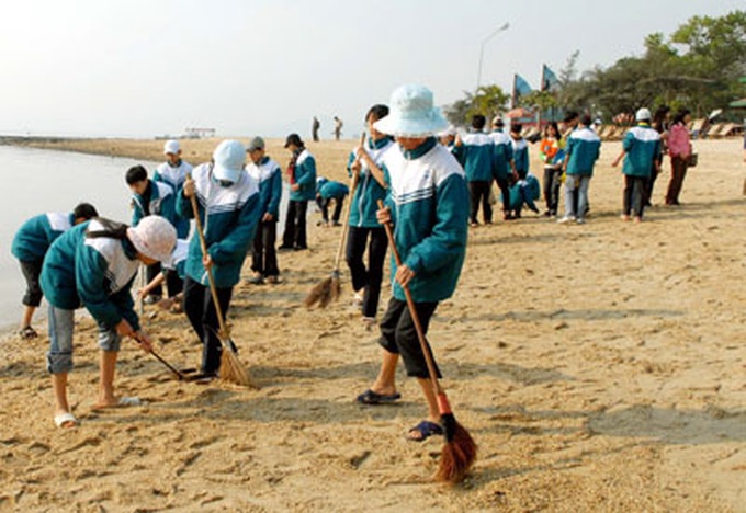 Waste discharges pollute nation's seas - 1